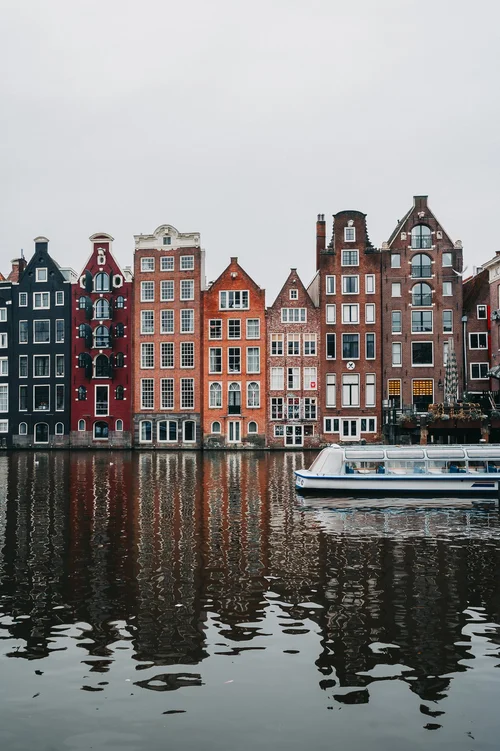 Bunte Grachtenhäuser in Amsterdam am Wasser