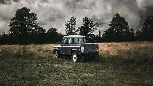Land Rover Defender in der weiten Natur auf Föhr