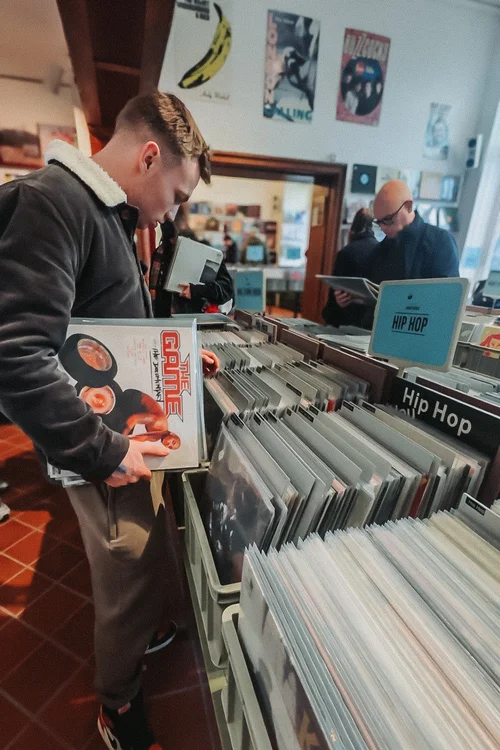 Bjarne stöbert im Plattenladen durch Schallplatten