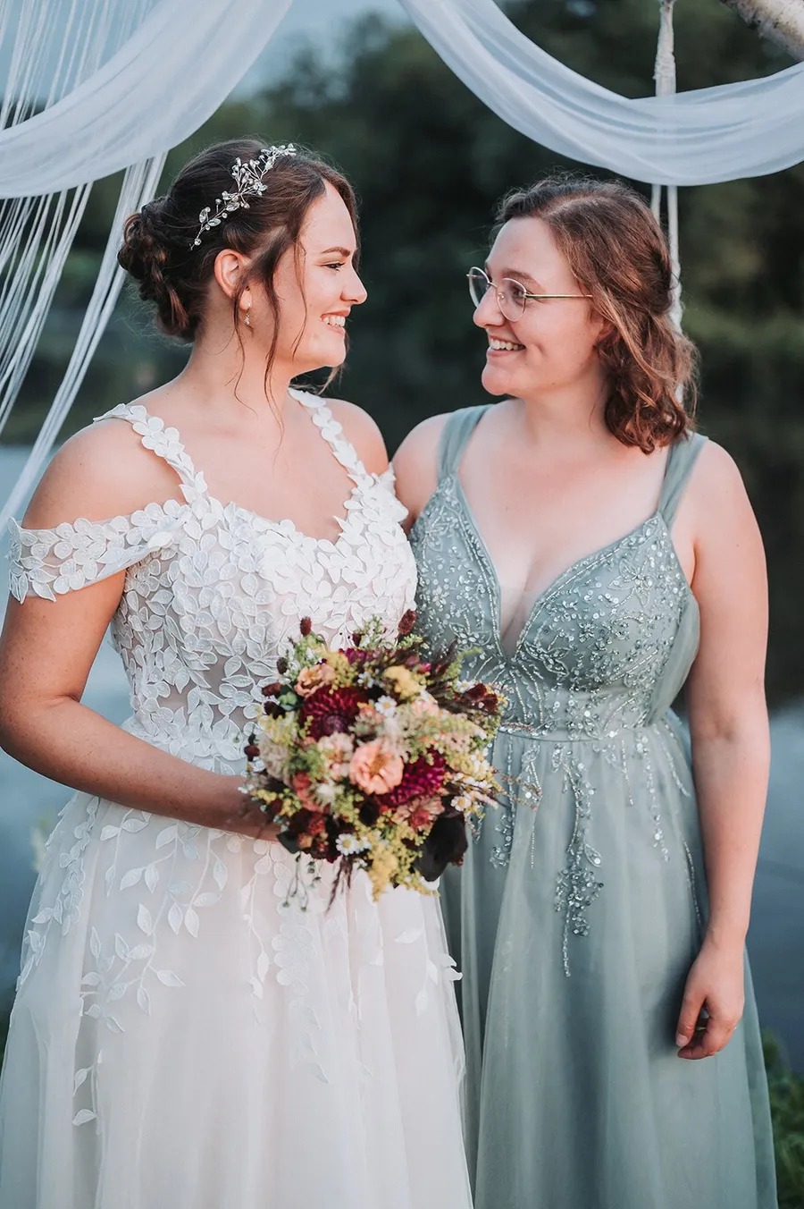 Familie und Freunde feiern die Hochzeit von Svenja und Finn, Bild 21