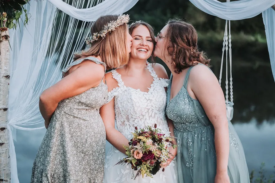 Familie und Freunde feiern die Hochzeit von Svenja und Finn, Bild 22