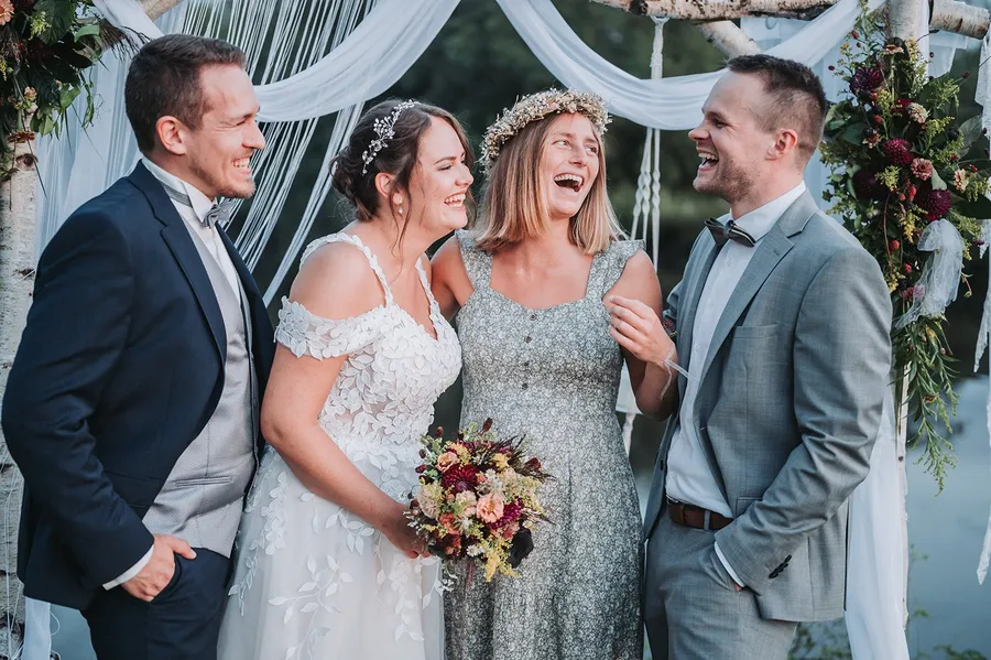 Familie und Freunde feiern die Hochzeit von Svenja und Finn, Bild 23