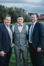 Familie und Freunde bei der Hochzeitsfeier von Svenja und Finn in Dithmarschen