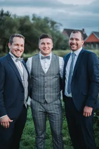 Familie und Freunde bei der Hochzeitsfeier von Svenja und Finn in Dithmarschen