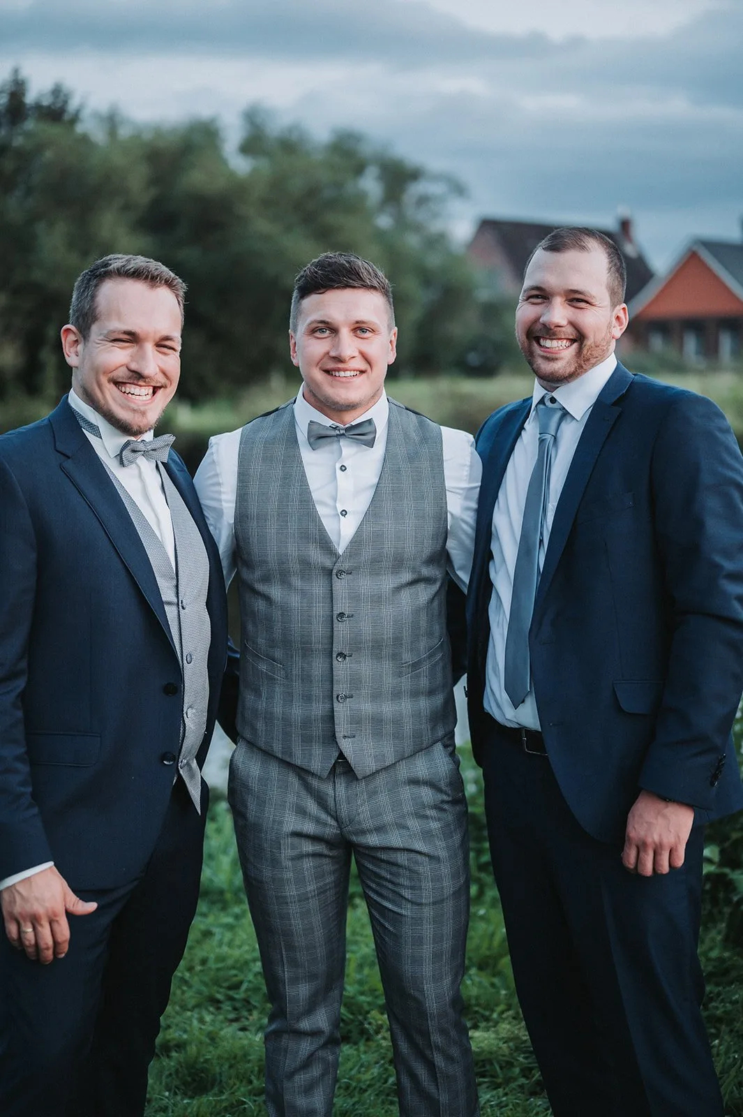Familie und Freunde bei der Hochzeitsfeier von Svenja und Finn in Dithmarschen