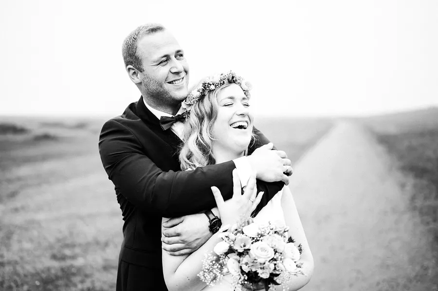 Deike und Ove mit ihren Trauzeugen beim Brautpaarshooting im Dithmarscher Koog, Bild 15