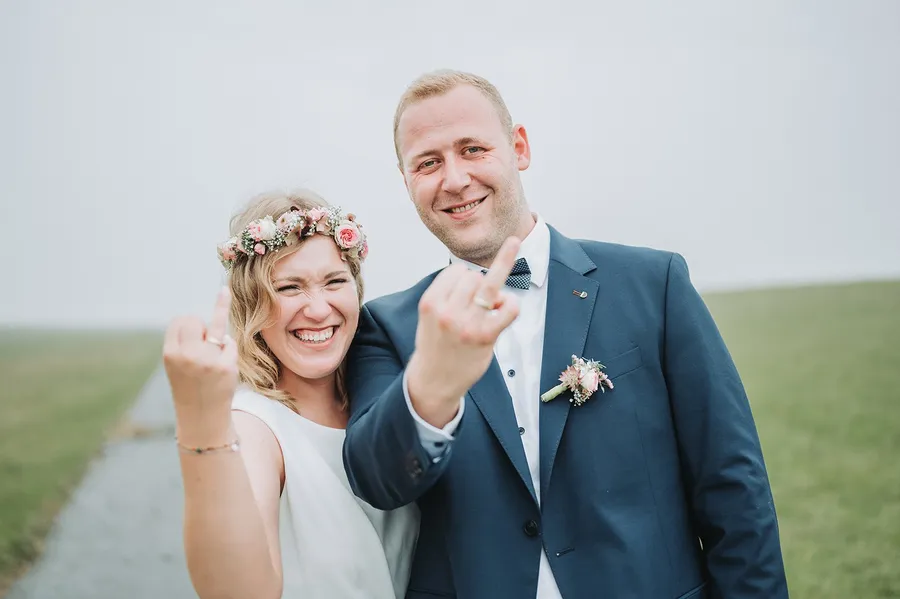 Deike und Ove mit ihren Trauzeugen beim Brautpaarshooting im Dithmarscher Koog, Bild 21
