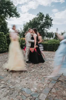 Familie und Freunde bei der Hochzeitsfeier bei einer Hochzeit