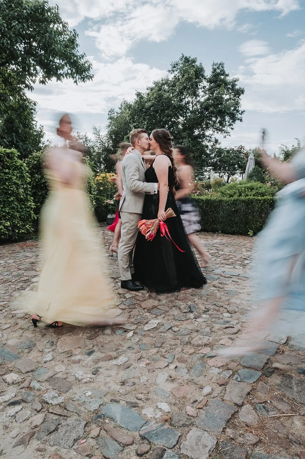 Familie und Freunde bei der Hochzeitsfeier bei einer Hochzeit