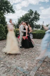 Familie und Freunde bei der Hochzeitsfeier bei einer Hochzeit