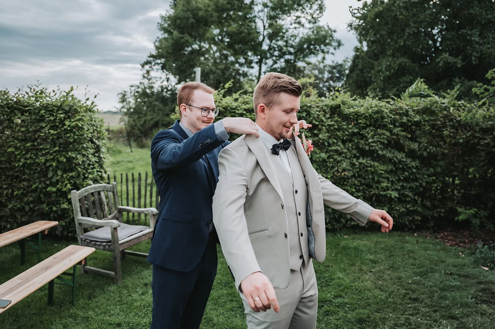 Familie und Freunde bei der Hochzeitsfeier bei einer Hochzeit