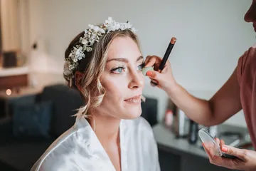 Visagistin schminkt die Braut beim Getting Ready vor der Hochzeit