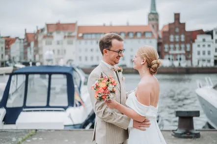 First Look vor der Trauung bei einer Hochzeit in Lübeck