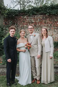 Freunde und Familie bei der Hochzeitsfeier bei einer Hochzeit in Lübeck