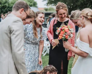 Gratulation nach der Trauung bei einer Hochzeit in Lübeck
