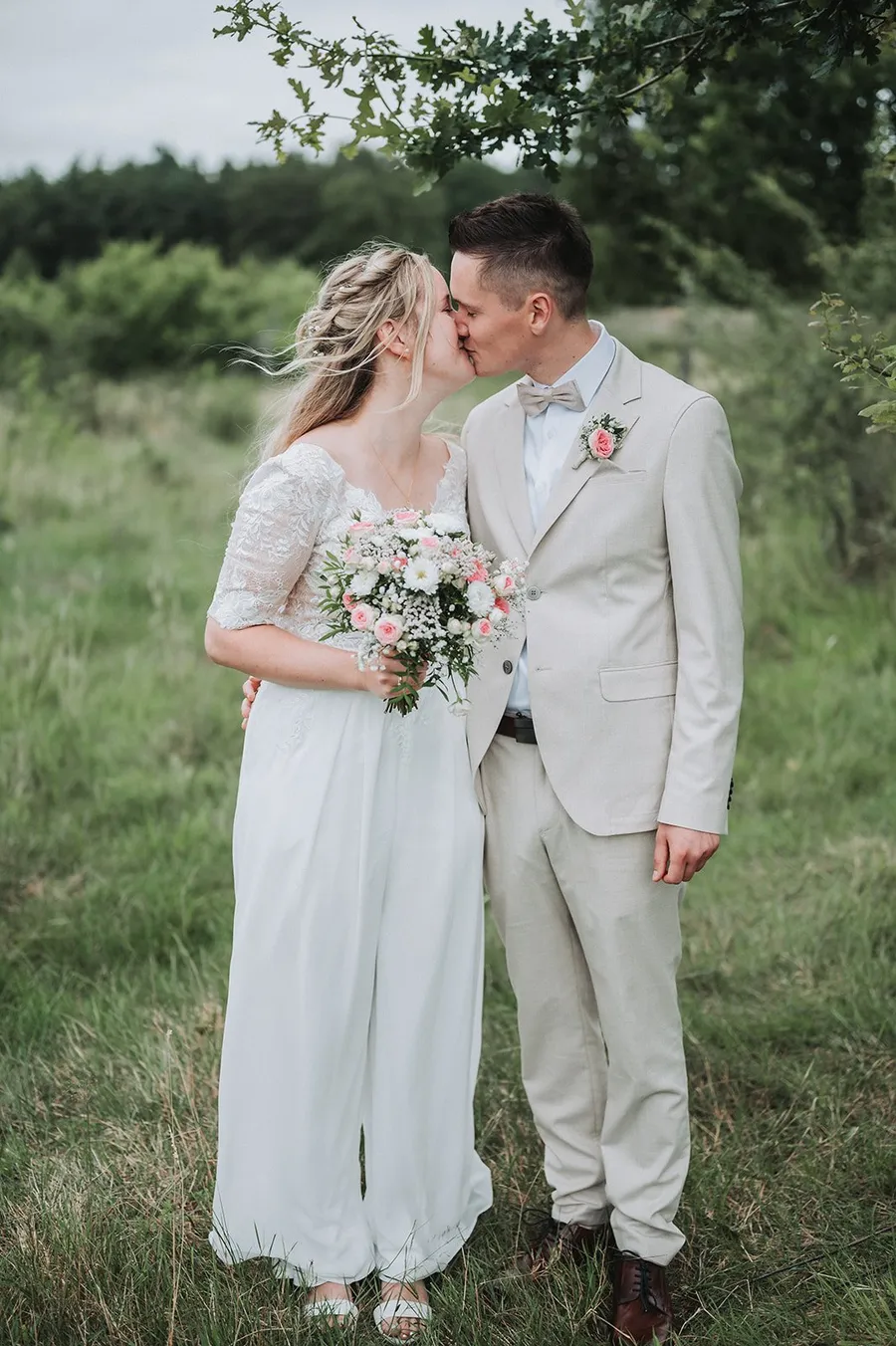 Brautpaarshooting von Lina und Johannes in der Dithmarscher Heide, Bild 13