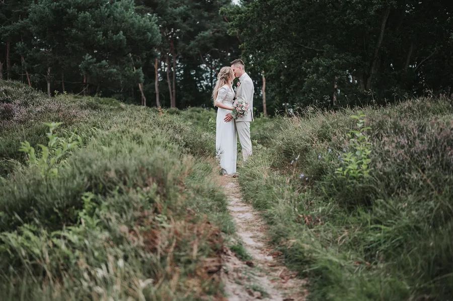 Brautpaarshooting von Lina und Johannes in der Dithmarscher Heide, Bild 18
