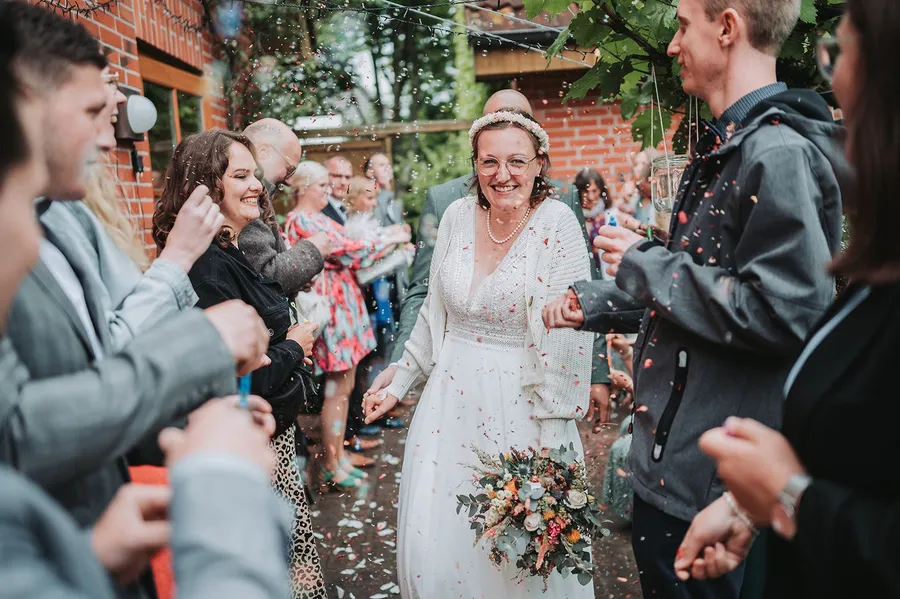 Empfang im Garten bei der Hochzeit von Niko und Judith, Bild 6