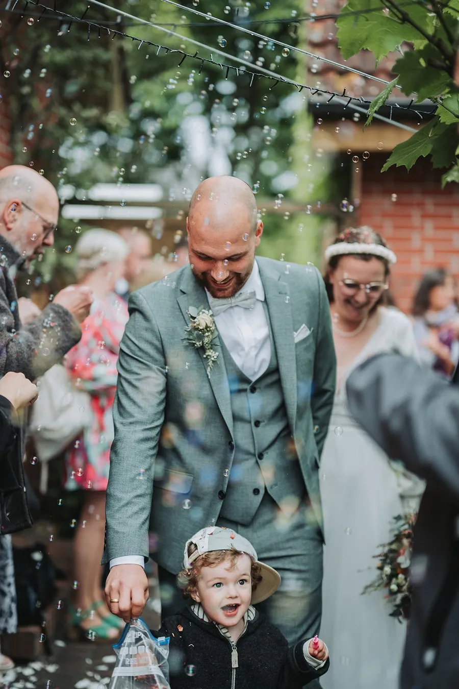 Empfang im Garten bei der Hochzeit von Niko und Judith, Bild 7