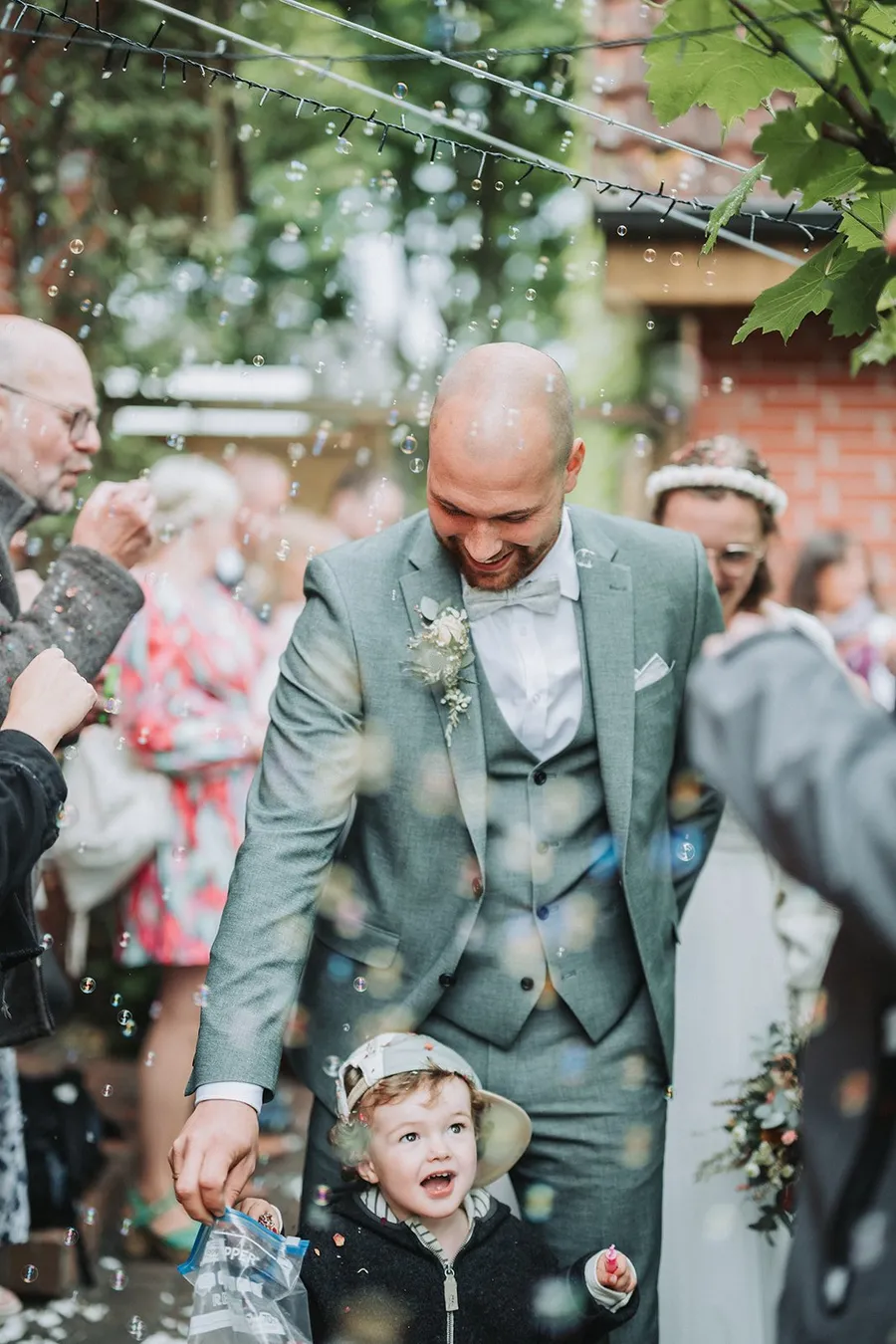 Empfang im Garten bei der Hochzeit von Niko und Judith, Bild 9