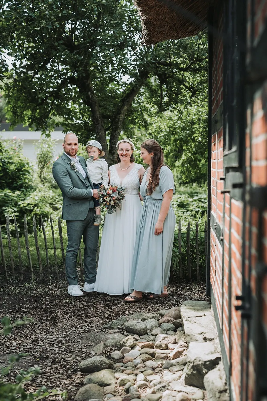 Familie und Freunde feiern die Hochzeit von Niko und Judith, Bild 17
